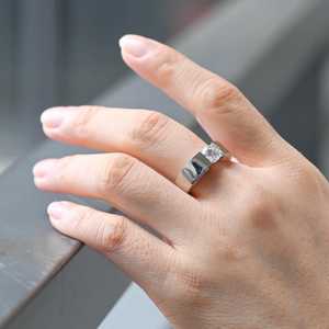 Anillo de banda ancha con moissanita de corte redondo de 5 mm, plata 925, regalo de promesa para amigos, amuletos para fiestas - Product Image 5