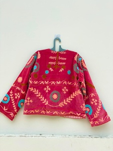 Veste en velours rose Suzani pour femme, broderie florale, manteau d'hiver, vêtement ethnique vintage, artisanal, réversible, Rajasthan - Product Image 2