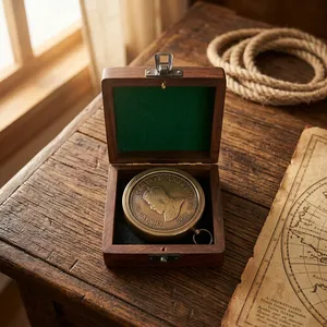 Boussole en laiton antique Edward VII 1908, instrument nautique rond en métal dans une boîte en bois avec doublure verte - Product Image 1