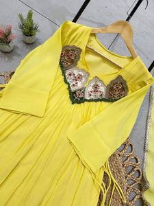 Ensemble indien pakistanais en soie brodée jaune, tissu lourd, tunique longue, pantalon et dupatta, séchage rapide, tenue traditionnelle pour femme, idéal pour les fêtes - Product Image 4