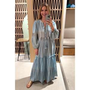 เดรสยาวโบฮีเมียนพิมพ์ลายสีน้ำเงินสำหรับผู้หญิง ขายส่งแบบ OEM แขน 3/4 ทรงหลวม ผ้าฝ้ายถักประดับพู่ เหมาะสำหรับใส่ไปเที่ยวทะเลในช่วงฤดูร้อน - Product Image 1