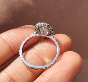 Anillo de Compromiso de Lujo con Halo de Diamantes Moissanite de Corte Ovalado, Banda Pavé de Oro Blanco de 14K, Joyería Fina para Novia - Product Image 6