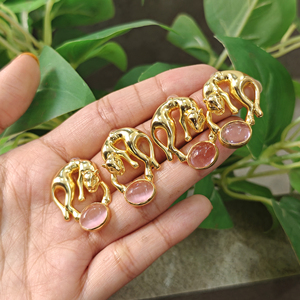 Boucles d'oreilles en laiton plaqué or 18 carats avec panthère et pierre ovale délicate en quartz rose œil de chat hydro, vente en gros - Product Image 5