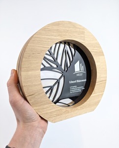 Trofeo de Acrílico y Madera Personalizado con Logotipo Grabado, Placa de Cristal para Eventos y Premios - Product Image 1