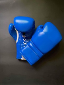 Ensemble de boxe en cuir véritable pour l'entraînement, vente en gros, style personnalisé, comprenant gants, casque et protège-grenaille - Product Image 2