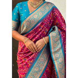 Sari Magenta Elite Weaves Premium Patola de Seda Suave con Zari Tejido en Contraste, Elegante y de Secado Rápido, 0.6g, para Eventos Nocturnos - Product Image 5