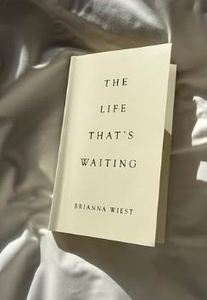 The Life That's Waiting de Brianna Wiest, libro de autoayuda y crecimiento personal en formato de bolsillo. - Product Image 4