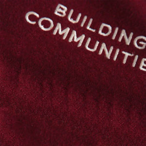 Veste universitaire en laine à capuche avec logo brodé, manches longues, couleur marron, style bomber pour homme, idéale pour l'école ou le collège - Product Image 4