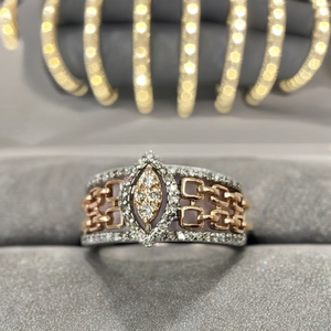 Elegante Anillo de Cóctel para Mujer con Diseño Italiano Clásico en Oro Blanco y Rosa, con un Brillante Diamante Natural de Corte Brillante y Baño de Rodio - Product Image 5