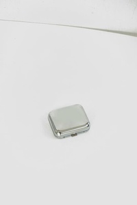 Cendrier en métal élégant fait à la main avec une finition lisse - Product Image 3