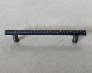 Poignée de tiroir longue et élégante en fer noir avec finition vintage antique, quincaillerie décorative pour meubles de cuisine rustique - Product Image 6