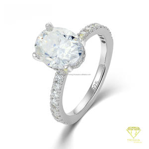 Bague de fiançailles ovale en argent sterling 925 avec diamant moissanite en gros, pierre centrale brillante et pierres d'appoint - Product Image 1
