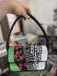 Bolso de noche floral blanco hecho a mano con cuentas, cierre de solapa y correa para el hombro, elegante bolso de mano para fiestas de Guru Kirpa Export House - Product Image 5