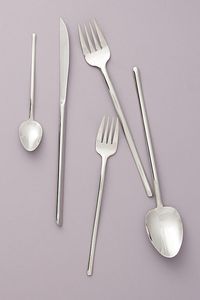 Juego de cubiertos de 4 piezas de diseño moderno, en acero inoxidable con acabado espejo y mangos negros. - Product Image 3