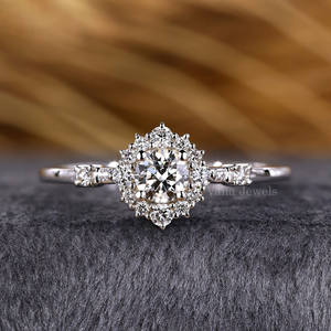 Anillo de compromiso de diamantes cultivados en laboratorio con diamantes de corte hecho a mano Halo ecológicos para aniversario ético Su colección Crete - Product Image 1