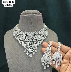 Conjunto de collar llamativo con diseño floral en plata chapada, pendientes de borla en forma de lágrima y conjunto de joyería nupcial para boda con mang tika. - Product Image 3
