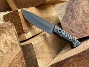 Cuchillo de Camping Personalizado Iron Crown Forge con Hoja de Acero con Alto Contenido de Carbono con Recubrimiento en Polvo Negro y Mango de Micarta No Ajustable - Product Image 4