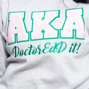 Sudadera Doctoredd It AKA Grey, Unisex, Cuello Redondo, Diseño Gráfico, Algodón Premium, Informal, Elegante y Cómoda - Product Image 4