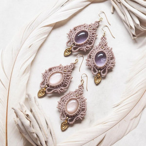 Pendientes de Macramé Hechos a Mano con Piedra Lunar Arcoíris, Gema Iridiscente y Hoja de Oro, Joyería Artesanal Boho Colgante - Product Image 3