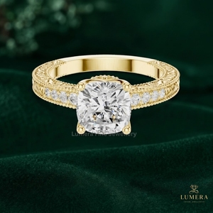 Anillo de compromiso elegante con diamante en forma de cojín, banda de filigrana intrincada, bordes decorativos de milgrain, pavé y halo oculto - Product Image 2
