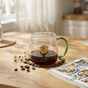 Vaso de Vidrio Transparente con Diseño de Margaritas y Asa Verde para Tiendas de Artículos para el Hogar, Minoristas de Artículos para el Hogar, Regalo Unisex - Product Image 2