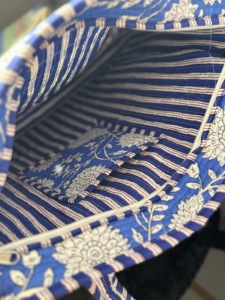 Sac fourre-tout matelassé à imprimé floral bleu, en tissu de coton, design à panneaux, style bohème, ouverture supérieure, sac de shopping toutes saisons - Product Image 3