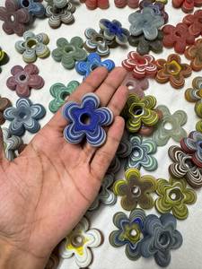 Perles en verre ondulées à 5 pétales de 30 mm faites à la main - Perles en verre africaines Krobo multicolores à rayures tourbillonnantes pour la création de bijoux - Product Image 6