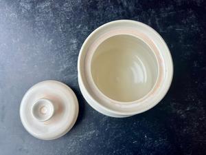 Tarro de Almacenamiento Clásico Esmaltado a Mano con Tapa, Silueta Curva Suave, Elegante Organizador de Encimera, Guarda Alimentos Atemporal para Cocina - Product Image 4