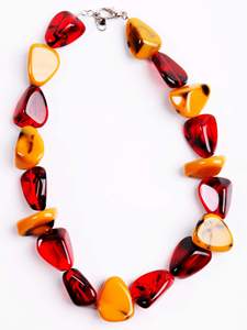 Hermoso collar de cuentas de resina con cuentas coloridas hechas a mano, ideal para realzar atuendos diarios con elegancia y estilo moderno. - Product Image 4