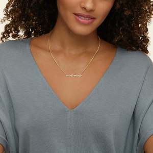 Collar con Nombre de Mamá en Cursiva con Diamantes - Product Image 3