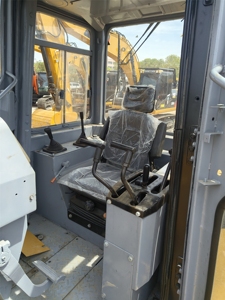 Bulldozer sur chenilles Caterpillar D6 d'<span class=keywords><strong>occasion</strong></span>, modèle 2023, capacité de bêchage de 3,8 m, puissance de 202 CV, pièces d'origine, faible nombre d'heures, performances stables - Product Image 6