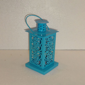 Farol de metal azul claro para velas, con techo plano, chimenea cilíndrica, asa de arco de alambre, patrón de volutas recortadas, marco cuadrado de hierro para mesa - Product Image 1