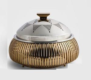 Chauffe-plat décoratif en argent avec couvercle conique et base en bois, motif croisé, élégant récipient à gratin, ustensile de cuisine, décoration d'intérieur - Product Image 1