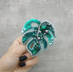 Broche de Lujo Hecho a Mano con Bordado, Cuentas, Lentejuelas, Perlas y Cristales, Broche de Diseño con Bordado a Mano - Product Image 1