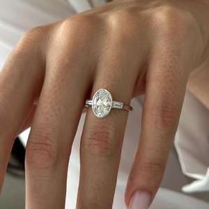 Anillo de Compromiso con Diamante Ovalado de 2 Quilates, Corte E VVS2, Cultivado en Laboratorio, Engastado en Bisel, Oro Blanco Ovalado, Certificado IGI - Product Image 1