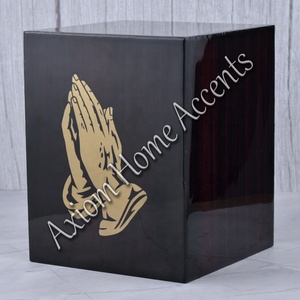 Urne funéraire en bois magnifiquement conçue avec un design classique et une finition polie pour les services commémoratifs par Axiom Home Accents - Product Image 3