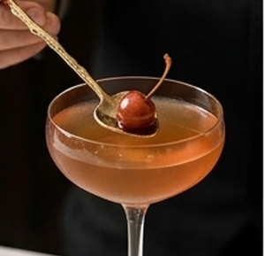 Agitateurs à cocktail rustiques dorés, outils de bar en métal faits à la main, lot de 4 cuillères à mélanger au design de branche torsadée pour mélanger les cocktails - Product Image 3