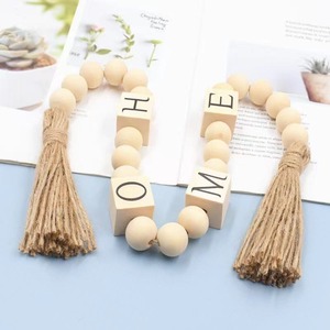 Offre Spéciale : Guirlandes Décoratives en Bois avec Perles Artisanales pour Fêtes et Décorations Saisonnières – Disponibles à la Vente - Product Image 2
