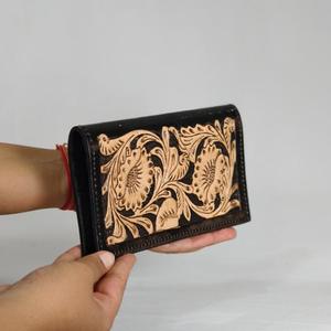 Cartera Larga de Cuero Genuino Hecha a Mano con Grabado Floral, Estilo Vintage, Cierre Plegable, Unisex, para Uso Diario - Product Image 3