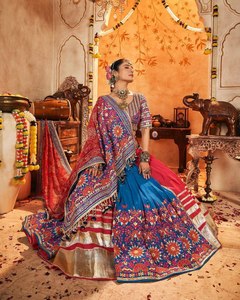Traje de Boda Tradicional para Mujer: Lehenga y Choli de Algodón Muselina con Estampado y Trabajo de Espejo, y Encaje Lampi, con Dupatta de Estampado Digital - Product Image 3