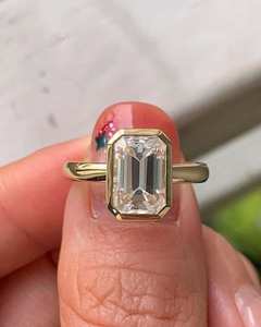 Anillo moderno con diamante de corte esmeralda de 3,02 quilates para mujer, de oro amarillo de 14 quilates, cultivado en laboratorio, regalo para fiesta de aniversario de boda - Product Image 1