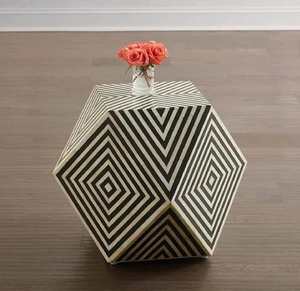 Taburete/mesa auxiliar cilíndrico de jardín con incrustaciones de hueso verde y adornado con intrincados motivos florales de damasco blanco. - Product Image 2