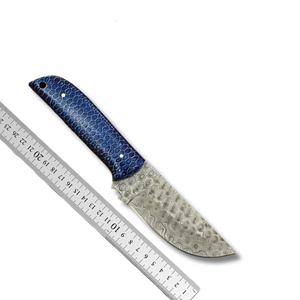 Couteau de chasse et de dépecage artisanal A&M ENTERPRISES en acier Damas, lame fixe, manche en résine bleue, qualité industrielle OEM, garantie 3 ans - Product Image 6