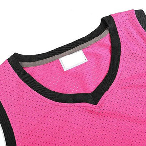 เสื้อกีฬาแบบมีสายคล้องคอสำหรับทุกเพศ สีชมพู ผ้าตาข่าย ระบายอากาศ ป้องกันแบคทีเรีย ป้องกันรังสียูวี แห้งเร็ว สำหรับทีมฟุตบอล ออกแบบโลโก้ได้ตามต้องการ - Product Image 3