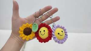 Porte-clés fleur en crochet fait main |   Breloque Amigurumi personnalisable en fil de coton doux et écologique, motif tournesol et marguerite - Cadeau - Product Image 1