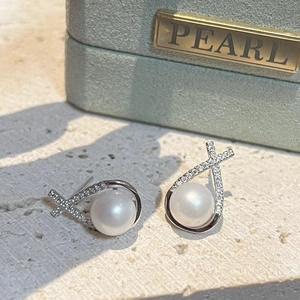 Pendientes de Perlas de Agua Dulce Redondas Pequeñas de 7 mm de Alta Calidad con un Atractivo Diseño Dinámico y Elegante en Forma de Pez de Plata S925 - Product Image 1