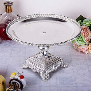 Grand présentoir à gâteaux en métal avec pieds décoratifs pour rehausser l'élévation du dessert sur les tables de buffet ou les comptoirs de présentation - Product Image 6