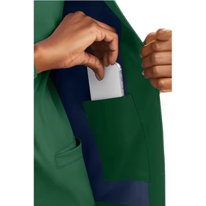 Blouse médicale sur mesure pour femme avec logo brodé, impression, tricotée, en mélange de coton écologique et durable, pour usage hospitalier, avec broderie - Product Image 5