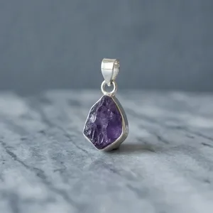 Colgante de Amatista Púrpura Natural Forever Warmth en Plata de Ley 925 con Engaste de Bisel, Diseño Minimalista Solitario, Unisex, para Uso Diario - Product Image 4