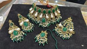 Collar tradicional afgano chapado en oro con piedras de rubí rosa y verde esmeralda con múltiples detalles. - Product Image 5